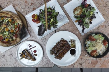 Yeni hazırlanmış yemek / yemek bir restoranda servis edilecek.