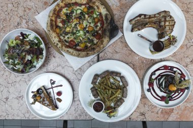 Yeni hazırlanmış yemek / yemek bir restoranda servis edilecek.