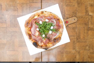 Yeni hazırlanmış yemek / yemek bir restoranda servis edilecek.