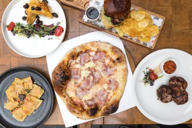 Yeni hazırlanmış yemek / yemek bir restoranda servis edilecek.