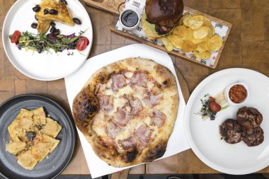 Yeni hazırlanmış yemek / yemek bir restoranda servis edilecek.