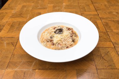 Yeni hazırlanmış yemek / yemek bir restoranda servis edilecek.