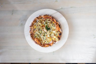 Yeni hazırlanmış yemek / yemek bir restoranda servis edilecek.