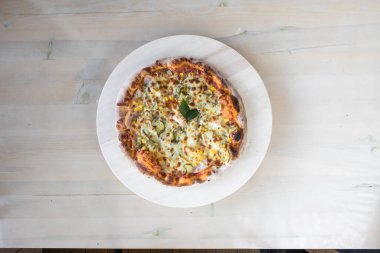 Yeni hazırlanmış yemek / yemek bir restoranda servis edilecek.