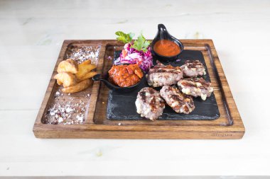 Yeni hazırlanmış yemek / yemek bir restoranda servis edilecek.