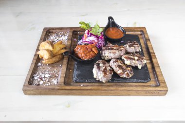 Yeni hazırlanmış yemek / yemek bir restoranda servis edilecek.