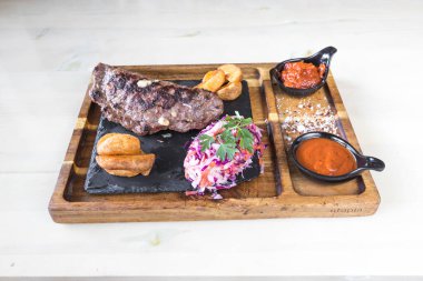 Yeni hazırlanmış yemek / yemek bir restoranda servis edilecek.