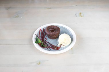 Yeni hazırlanmış yemek / yemek bir restoranda servis edilecek.