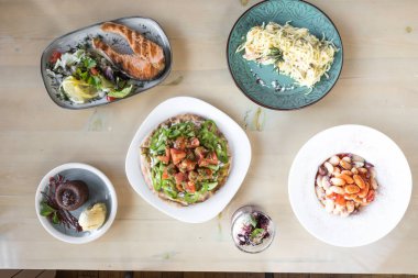 Yeni hazırlanmış yemek / yemek bir restoranda servis edilecek.