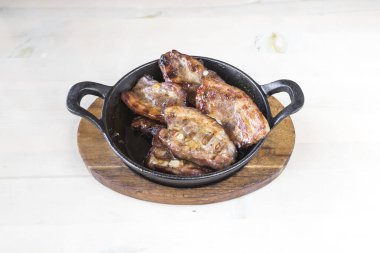 Yeni hazırlanmış yemek / yemek bir restoranda servis edilecek.