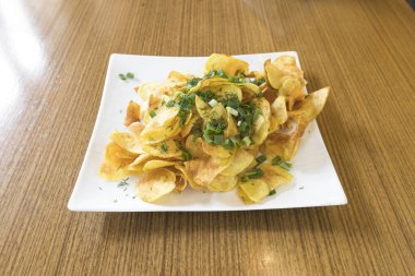 Yeni hazırlanmış yemek / yemek bir restoranda servis edilecek.