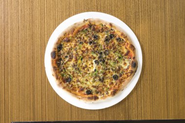 Yeni hazırlanmış yemek / yemek bir restoranda servis edilecek.