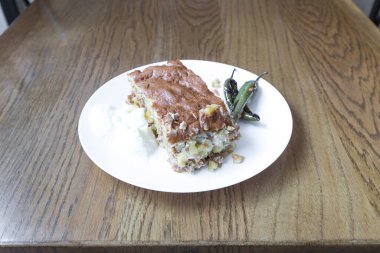 Yeni hazırlanmış yemek / yemek bir restoranda servis edilecek.