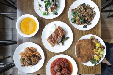 Yeni hazırlanmış yemek / yemek bir restoranda servis edilecek.