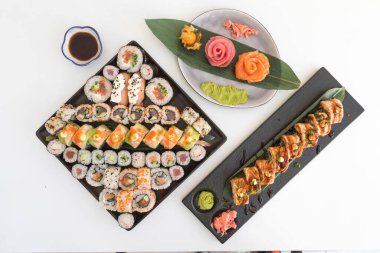 Yeni hazırlanmış yemek / yemek bir restoranda servis edilecek.