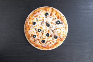 Yeni hazırlanmış yemek / yemek bir restoranda servis edilecek.