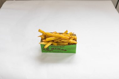 Yeni hazırlanmış yemek / yemek bir restoranda servis edilecek.