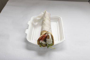 Yeni hazırlanmış yemek / yemek bir restoranda servis edilecek.