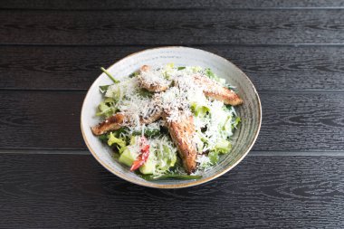 Yeni hazırlanmış yemek / yemek bir restoranda servis edilecek.