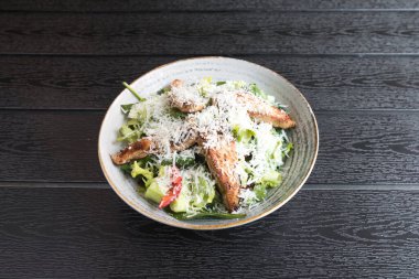 Yeni hazırlanmış yemek / yemek bir restoranda servis edilecek.