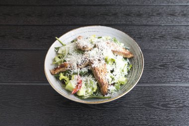 Yeni hazırlanmış yemek / yemek bir restoranda servis edilecek.