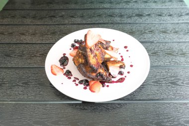 Yeni hazırlanmış yemek / yemek bir restoranda servis edilecek.