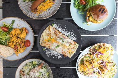 Yeni hazırlanmış yemek / yemek bir restoranda servis edilecek.