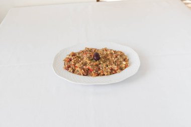 Yeni hazırlanmış yemek / yemek bir restoranda servis edilecek.