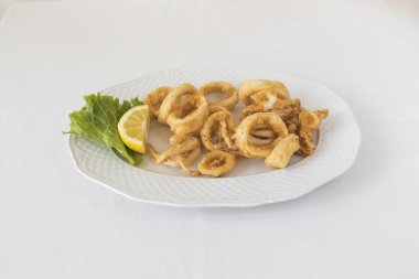 Yeni hazırlanmış yemek / yemek bir restoranda servis edilecek.