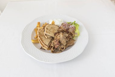 Yeni hazırlanmış yemek / yemek bir restoranda servis edilecek.