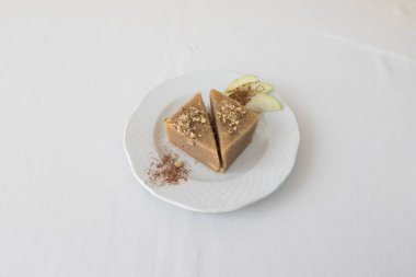 Yeni hazırlanmış yemek / yemek bir restoranda servis edilecek.