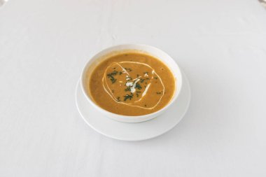 Yeni hazırlanmış yemek / yemek bir restoranda servis edilecek.