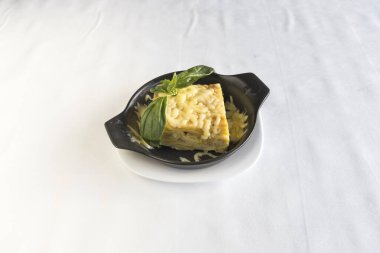 Yeni hazırlanmış yemek / yemek bir restoranda servis edilecek.