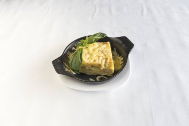 Yeni hazırlanmış yemek / yemek bir restoranda servis edilecek.