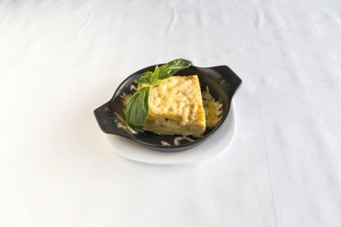 Yeni hazırlanmış yemek / yemek bir restoranda servis edilecek.