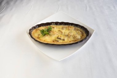 Yeni hazırlanmış yemek / yemek bir restoranda servis edilecek.