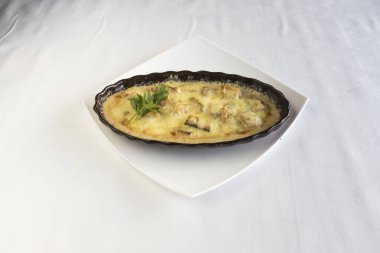 Yeni hazırlanmış yemek / yemek bir restoranda servis edilecek.