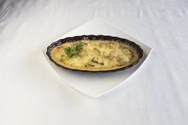 Yeni hazırlanmış yemek / yemek bir restoranda servis edilecek.