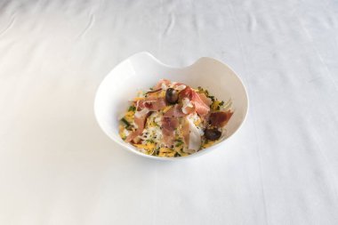 Yeni hazırlanmış yemek / yemek bir restoranda servis edilecek.