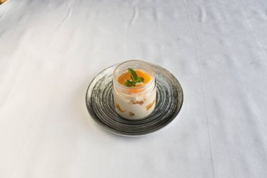 Yeni hazırlanmış yemek / yemek bir restoranda servis edilecek.