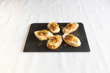 Yeni hazırlanmış yemek / yemek bir restoranda servis edilecek.