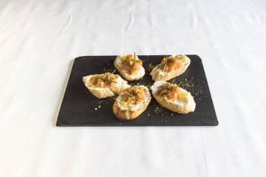 Yeni hazırlanmış yemek / yemek bir restoranda servis edilecek.