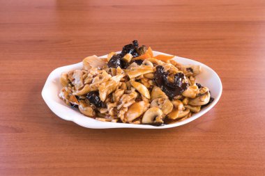 Yeni hazırlanmış yemek / yemek bir restoranda servis edilecek.