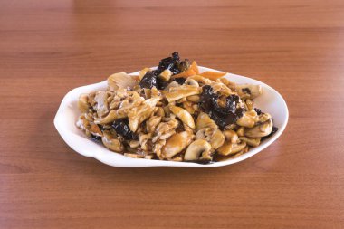 Yeni hazırlanmış yemek / yemek bir restoranda servis edilecek.