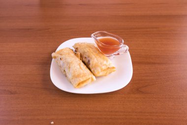 Yeni hazırlanmış yemek / yemek bir restoranda servis edilecek.