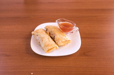 Yeni hazırlanmış yemek / yemek bir restoranda servis edilecek.