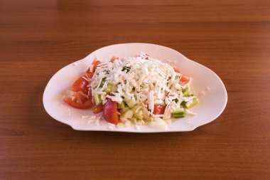 Yeni hazırlanmış yemek / yemek bir restoranda servis edilecek.