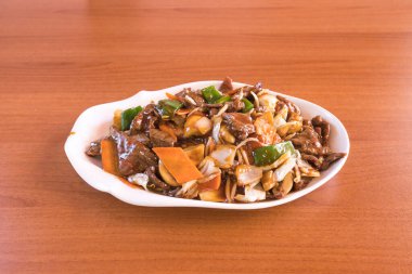 Yeni hazırlanmış yemek / yemek bir restoranda servis edilecek.