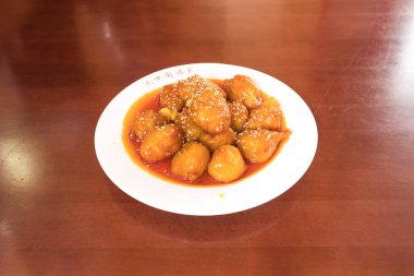 Yeni hazırlanmış yemek / yemek bir restoranda servis edilecek.