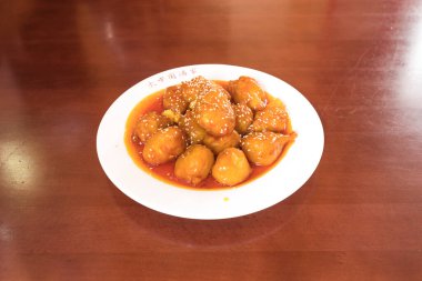 Yeni hazırlanmış yemek / yemek bir restoranda servis edilecek.